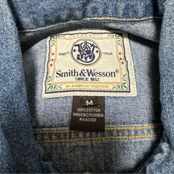 Smith & Wesson Vintage Women's Embroidered Wolf Denim Cropped Button Vest Size M - Picture 5 of 5